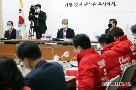 국민의힘 김종인 비상대책위원장이 1일 부산 수영구 부산시당에서 열린 현장 비상대책위원회의에서 발언하고 있다. 김 위원장은 부산 경제금융특구 특별법 추진을 약속했다./사진=뉴시스