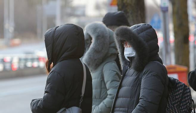 출근길 시민들이 중무장하고 버스를 기다리고 있다. 연합뉴스