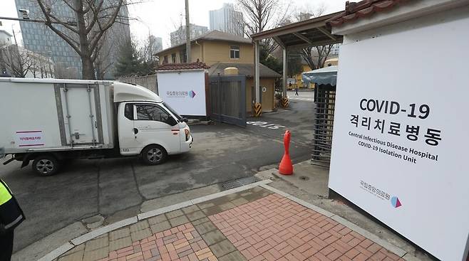 1일 서울 중구 국립중앙의료원 코로나19 백신 중앙접종센터에서 백신 수송 사전 예행 연습이 진행되고 있다. 공동취재사진