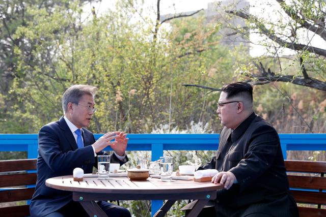 문재인 대통령과 김정은 북한 국무위원장이 2018년 4월 17일 판문점 도보다리 위에서 담소를 나누고 있다. 고영권 기자