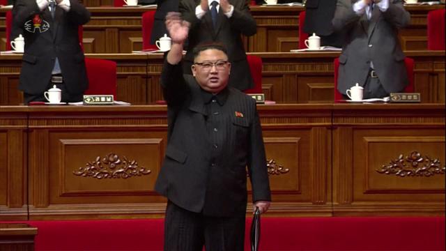 지난달 12일 평양에서 열린 북한 노동당 제8차 당대회에서 김정은 위원장이 손을 흔들고 있다. 연합뉴스