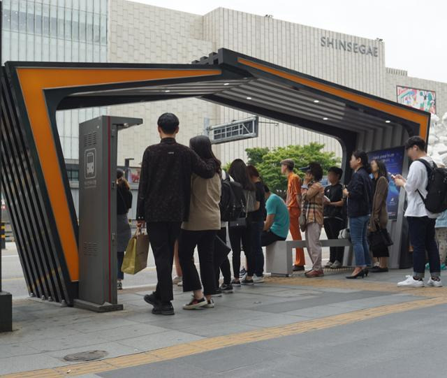 한국기술교육대 학생들이 천안시와 협업을 통해 만든 비가림과 온열기능을 갖춘 유개승강장. 한국기술교육대 제공