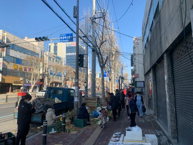 대구 남구 성당동 한마음아파트 맞은편에 위치한 성당시장에 상인과 손님들로 뒤섞여 활기찬 모습을 보이고 있다. 김재현 기자 k-jeahyun@hankookilbo.com