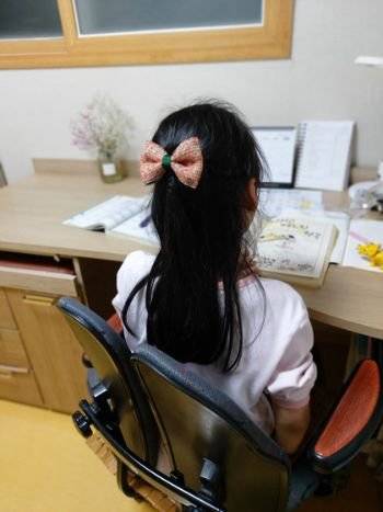 은지는 이제 갓 여덟 살이 됐는데 자기소개를 하고, 부탁이 있다고 얘기하고, 친엄마 이름을 말하고, 만나고 싶다고 하는 게 다 큰 아이 같았다. [사진 배은희]