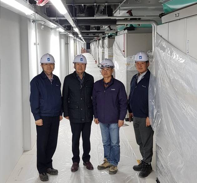 한승일 에이알 회장(왼쪽 두번째)이 모 기업의 데이터센터에 자사 항온항습기를 설치한 후 기념촬영을 하고 있다. 에이알 제공