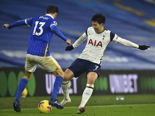 고군분투 잉글랜드 프로축구 프리미어리그 토트넘의 손흥민(오른쪽)이 1일 영국 팔머의 아멕스 스타디움에서 열린 브라이턴과의 리그 경기에서 상대와 공을 다투고 있다.  브라이턴 | AFP연합뉴스