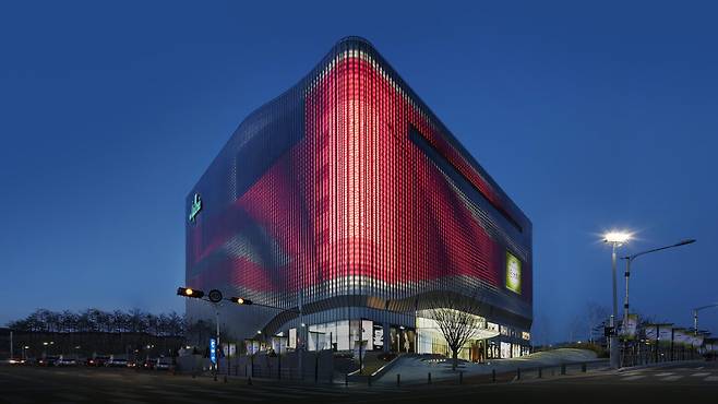 An exterior view of Galleria Centercity department store in Cheonan, South Chungcheong Province, which Koramco Asset Management acquired early in 2020 through its blind pool fund. (Koramco Asset Management)