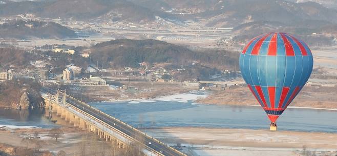 부여군 열기구 체험 장면.