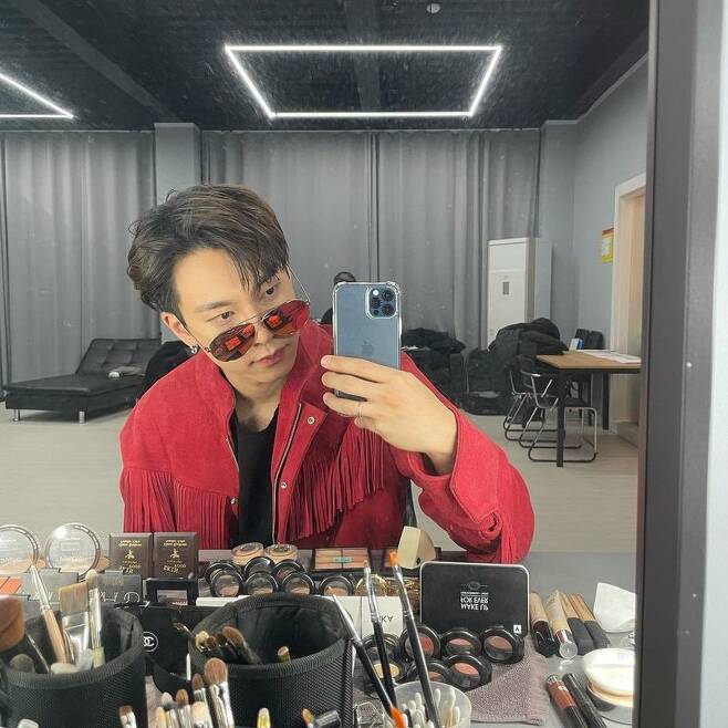 Group BtoB Seo Eunkwang has revealed its current status.Seo Eunkwang posted a picture on February 1 with an article entitled Hello My Future on his personal instagram.In the open photo, Seo Eunkwang is taking a selfie after a red cowboy outerwear and a sunglass.In another photo, Seo Eunkwang posed with a charismatic look, and the netizens said, Superstar Seo Eunkwang.It is brilliant.  Why is it so cool? 