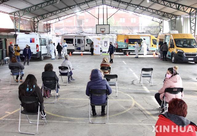 [ 산티아고( 칠레)= 신화/뉴시스]칠레 수도 산티아고 시내의 산 미구엘 지역 코로나19 검사소에서 7일(현지시간) 주민들이 거리두기를 한 채 검사 차례를 기다리고 있다. 2020.07.20