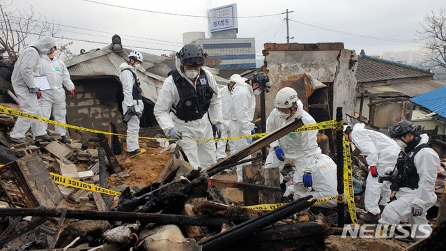 [원주=뉴시스] 김동현 기자 = 1일 오전 국립과학수사연구원과 광역화재조사팀이 지난달 31일 강원 원주시 명륜동 주택 재개발지역 화재 현장감식을 하고 있다. 2021.02.01. dhyeon@newsis.com