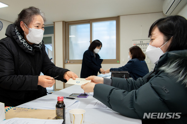 [영덕=뉴시스] 강진구 기자 = 경북 영덕군은 1일 오전부터 등록외국인을 포함해 영덕에 주소지를 둔 군민 3만7000명 전원에게 재난기본소득으로 1인당 10만원을 영덕사랑상품권으로 지급하고 있다고 밝혔다.영덕군 재난기본소득 지급 전경.(사진=영덕군 제공) 2021.02.01.photo@newsis.com