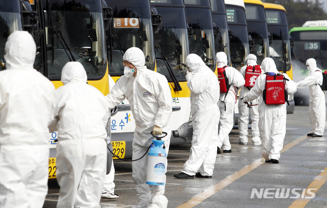 [광주=뉴시스] 신대희 기자 = 3일 광주 북구 장등동 시내버스 공영 차고지에서 민관이 합동으로 코로나19 예방 방역을 벌이고 있다. 북구 86개 단체는 이날 다중이용시설과 방역 취약지역 894곳에서 소독 작업을 했다. (사진 = 뉴시스DB) 2020.03.03.photo@newsis.com