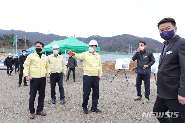 [창원=뉴시스] 강경국 기자 = 허성무 경남 창원시장이 새해 경제 V턴 현장 첫 방문지로 1일 성산구 상복동 수소모빌리티 연구본부 추진 현장을 점검하고 있다. (사진=창원시청 제공). 2021.02.01. photo@newsis.com