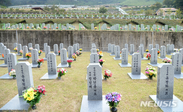 [임실=뉴시스] 김얼 기자 = 민족의 대명절인 추석을 맞이한 1일 전북 임실군 국립임실호국원 내부가 텅 비어 있다. 국립임실호국원은 신종 코로나바이러스 감염증(코로나19)의 확산을 방지하기 위해 추석 연휴 기간인 10월4일까지 운영을 전면 중단 한다. 2020.10.01.pmkeul@newsis.com