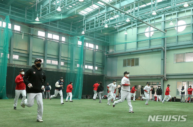 [서울=뉴시스] 박미소 기자 = 프로야구 KBO리그 SK와이번스 선수들이 1일 스프링캠프지인 제주 서귀포시 강창학공원야구장에서 훈련하고 있다. (사진=SK와이번스 제공) 2021.02.01. photo@newsis.com