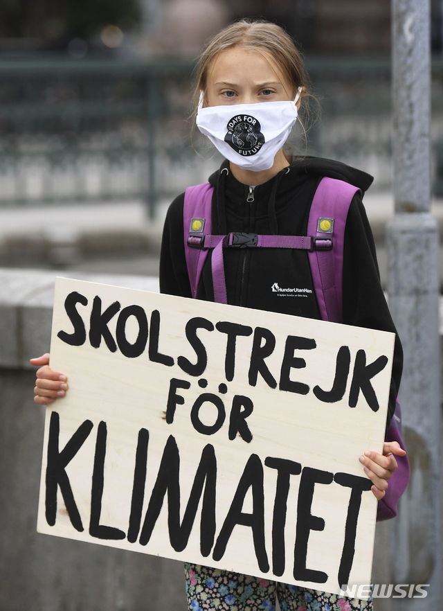 [스톡홀름=AP/뉴시스]스웨덴의 기후 활동가 그레타 툰베리(17)가 4일(현지시간) 스톡홀름의 의회 건물 앞에서 '기후 위한 학교 파업'이라고 적힌 팻말을 들고 시위하고 있다. 2020.09.04.