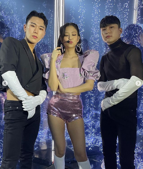 Group BLACKPINK Jenny Kim boasted a beautiful charm.Jenny Kim said on her SNS on the 1st, With the wonderful brothers who made the Sour Candy Shinsatang stage.It was a new challenge, but I was so happy every moment. In the photo, Jenny Kim boasts a cute charm in sparkling pants and a light purple top, with the glamour of her sparkling Jenny Kim captivating her attention.Jenny Kim reminded me of a Barbie doll with her balmy beautiful looks, a unique atmosphere that only Jenny Kim can show.BLACKPINK, which includes Jenny Kim, was the first live stream concert YG PALM STAGE - 2021 BLACKPINK: THE SHOW on the official YouTube channel on January 31st.