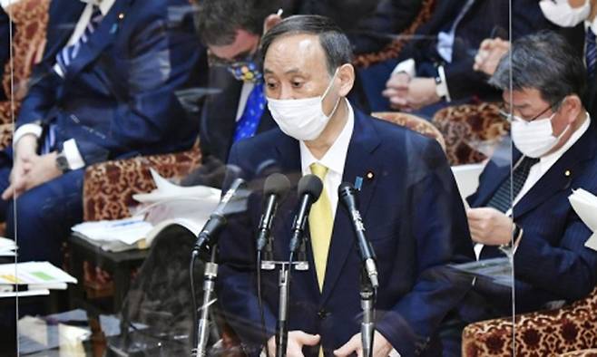 스가 요시히데 일본 총리가 지난달 26일 열린 중의원(하원) 예산위원회에서 답변하고 있다. 도쿄=교도연합뉴스