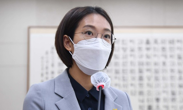 장혜영 정의당 의원이 21일 서울 여의도 국회에서 열린 법제사법위원회 전체회의에 참석해 차별금지법 제안설명을 하고 있다. 뉴시스