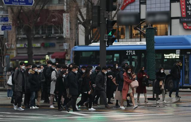 거리두기 2주 연장 첫날 - 정부의 사회적 거리두기 2주 연장 첫날인 1일 서울 광화문광장에서 시민들이 출근을 하고 있다. 2021.2.1 뉴스1