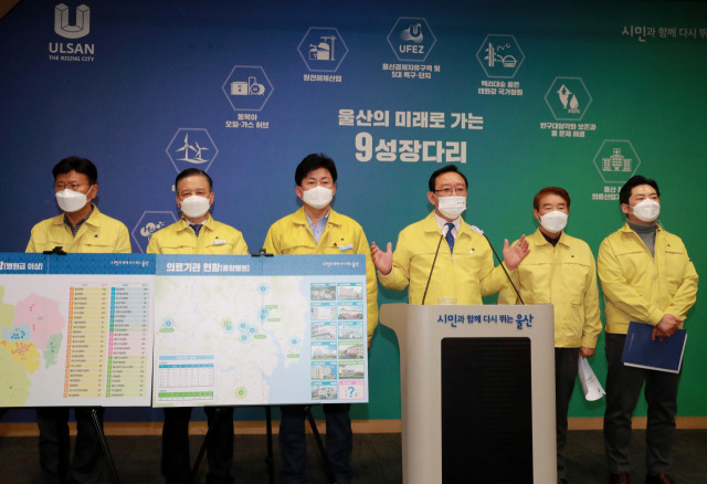 1일 울산시청 프레스센터에서 송철호 울산시장과 5개 구·군 단체장이 공동으로 울산시 의료원 설립 의지를 공고히 하는 합동 브리핑을 갖고 있다. /사진제공=울산시