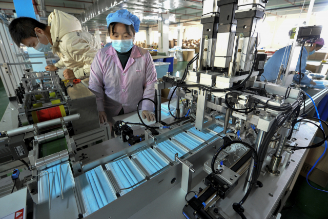 지난달 23일 중국 장쑤성의 한 공장에서 코로나19 마스크가 생산되고 있다. /AP연합뉴스