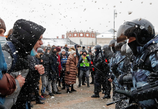 러시아 야권 지도자인 알렉세이 나발니의 석방을 요구하는 시위대가 1월 31일(현지 시간) 모스크바 시내에서 경찰과 대치하고 있다. 이날 약 100개 도시에서 시위가 벌어져 5,000명 이상이 체포된 것으로 전해졌다. /로이터연합뉴스