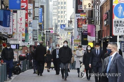 마스크 쓴 행인들로 붐비는 도쿄 거리. [AP=연합뉴스 자료사진]