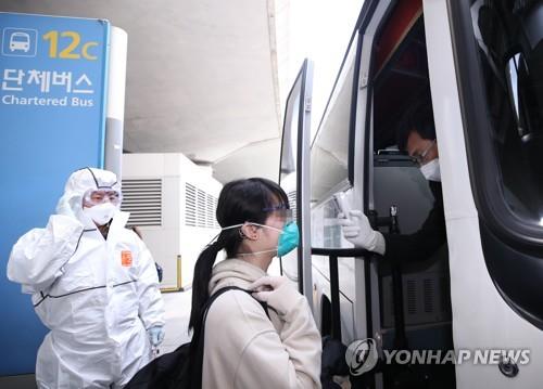 발열체크하는 입국 유학생 [연합뉴스 자료사진]