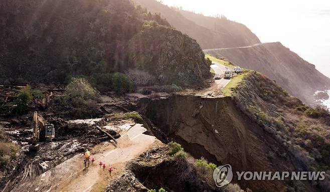 폭우에 떨어져 나간 미국 1번 고속도로 [AFP=연합뉴스]