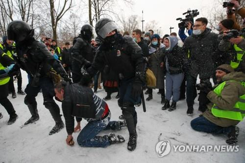 31일(현지시간) 러시아 제2 도시 상트페테르부르크에서 열린 나발니 석방 촉구시위. [타스=연합뉴스]