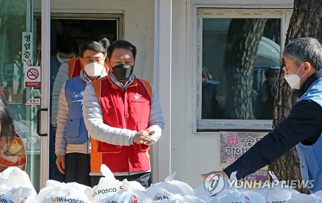 봉사활동하고 나오는 최태원 회장 (포항=연합뉴스) 손대성 기자 = 지난달 29일 경북 포항시 남구 송도동 한 식당에서 최태원 SK그룹 회장(오른쪽 두번째)이 어려운 이웃에게 나눠줄 도시락을 만드는 봉사활동을 한 뒤 나오고 있다. 2021.1.29 sds123@yna.co.kr