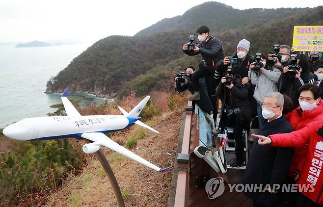 가덕도 신공항 승부수 던진 국민의힘 (부산=연합뉴스) 손형주 기자 = 국민의힘 김종인 비상대책위원장이 1일 오전 부산 강서구 가덕도 대항전망대를 찾아 국민의힘 부산시장 예비후보들과 함께 가덕도 신공항 예정 부지를 둘러보고 있다. 김 위원장은 이날 부산을 찾아 '가덕도 신공항' 사업을 적극적으로 지지한다고 밝혔다. 2021.2.1 handbrother@yna.co.kr