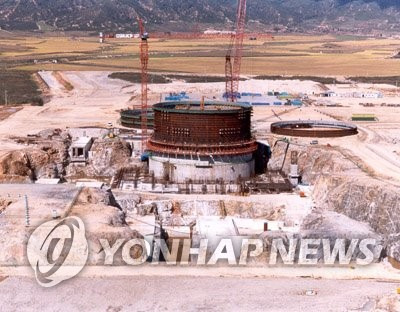 KEDO 공사중단 이후 1호기 현장 (서울=연합뉴스) 산업통상자원부가 1일 '북한 원전 건설 문건' 관련 자료를 공개했다. 공개된 자료는 '북한지역 원전 건설 추진 방안'이라는 제목의 6쪽짜리 문건이다. 사진은 한반도에너지개발기구(KEDO) 공사중단 이후 1호기 현장 모습. 2021.2.1 [KEDO홈페이지 캡처. 재판매 및 DB금지] photo@yna.co.kr