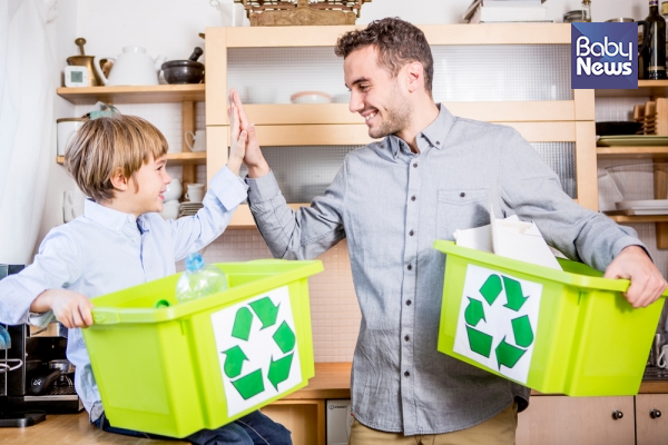 '우리 아이를 건강한 세계시민으로 기르는' 세계시민교육은 거창하지 않습니다. 쓰레기 분리수거를 아이들과 함께 실천하는 데서부터 출발할 수 있습니다. ⓒ베이비뉴스