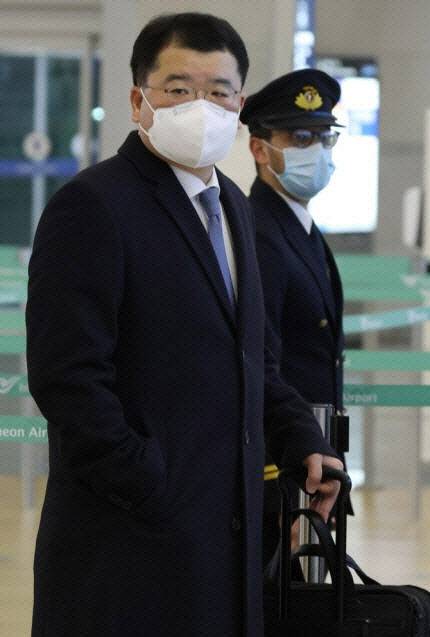 최종건 외교부 1차관이 1월 9일 오후 인천국제공항 제1여객터미널 출국장에서 이란으로 가기 위해 출국 수속을 기다리고 있다. 최 차관은 카타르 도하를 경유해 이란 테헤란에 도착한 뒤 억류된 우리나라 국적 화학 운반선 ‘한국케미호’와 선원의 석방 교섭에 나선다.[사진=연합 제공]