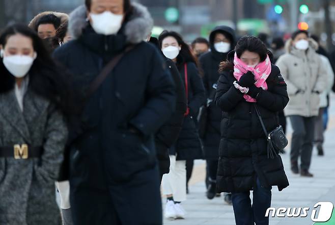 전국 대부분 지역에 한파특보와 강풍특보가 발효된 1월29일 오전 서울 종로구 광화문네거리에서 시민들이 잔뜩 움츠린 채 출근길 발걸음을 재촉하고 있다. 2021.1.29/뉴스1 © News1 오대일 기자