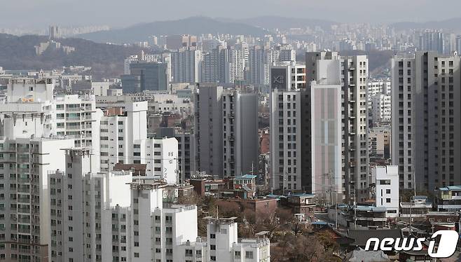 사진은 31일 서울 종로구 창신동 낙산마을에서 바라본 서울 아파트 단지 모습. 2021.1.31/뉴스1 © News1 박정호 기자
