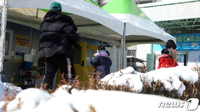 전북 전주시 덕진 선별진료소에 검사를 받기 위한 시민들의 발길이 이어지고 있다. 2021.1.8/뉴스1 © News1 유경석 기자