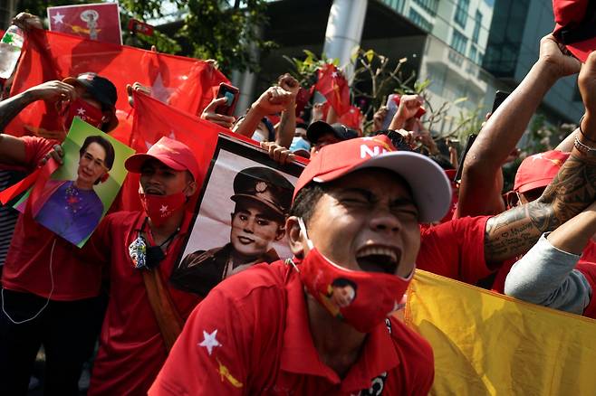 1일 태국 방콕의 미얀마 대사관 앞에서 미얀마 민주주의민족동맹(NLD) 지지자가 아웅산 수지 미얀마 국가고문 등의 억류 해제를 촉구하고, 군부 쿠데타를 비난하고 있다./로이터 연합뉴스