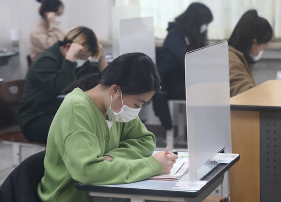 대학수학능력시험 날인 지난해 12월3일 오전 서울 한 고등학교에서 수험생들이 시험 시작 전 공부를 하고 있다. 공동사진취재단