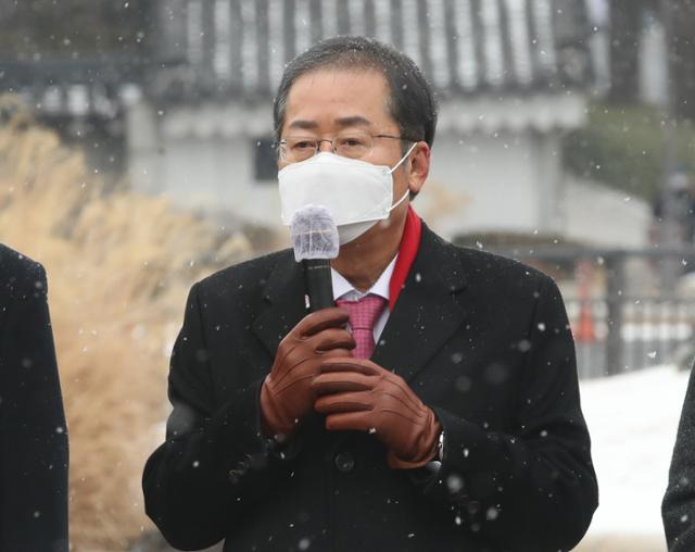 홍준표 무소속 의원이 지난달 12일 서울 종로구 청와대 사랑채 앞에서 열린 폭정종식 비상시국연대 기자회견에서 발언을 하고 있다. 뉴스1