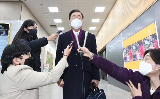 정의용 외교부 장관 후보자가 2일 오후 서울 종로구 외교부 청사 인근 사무실 로비에서 '북한 원전 추진 의혹'과 관련한 입장을 밝히고 있다. 연합뉴스