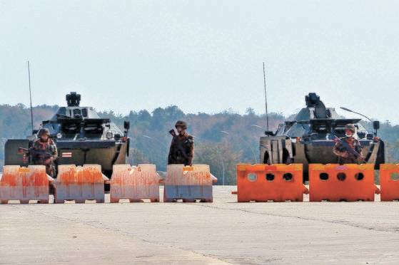 미얀마 수도 네피도의 국회의사당 앞에서 군인들이 장갑차 앞에 바리케이드를 치고 도로를 통제하고 있다. 군부는 아웅산 수지 국가고문을 구금하고 권력을 장악했지만 수지 고문은 국민에게 저항을 촉구했다. [AFP=연합뉴스]