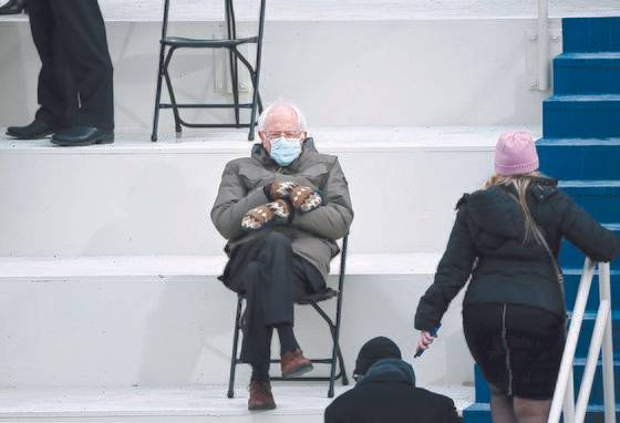 버니 샌더스 미 상원 의원이 1월 20일 조 바이든 대통령 취임식장에 앉아있다. [AFP=연합뉴스]