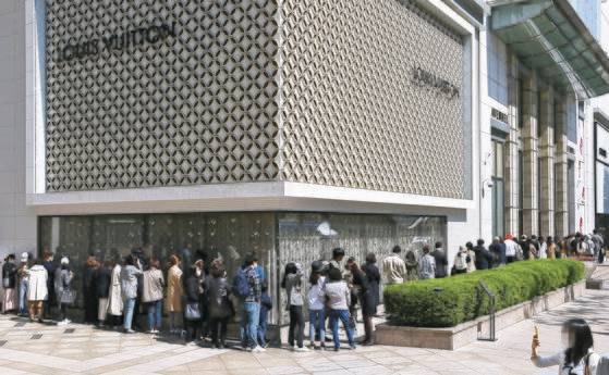 명품 샤넬의 가격 인상을 앞두고 지난해 5월 오전 서울 중구 롯데백화점 본점 명품관 앞에 줄을 선 모습. 연합뉴스