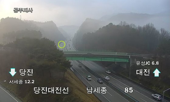 지난 1일 오전 8시21분 당진대전고속도로 남세종IC 부근에서 스타렉스 승합차가 앞서가던 차량을 급하게 추월한 뒤 안전지대를 통해 램프구간으로 진입하고 있다. [사진 도로공사 CCTV 영상 캡처]