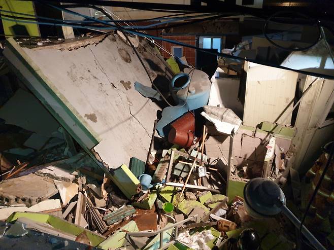 1일 오후 경남 창원시 마산합포구의 한 단독주택에서 LPG가 폭발해 주택이 완전히 무너졌다.   창원시소방본부 제공