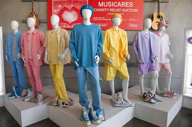 BTS' pastel outfits from their music video “Dynamite” sit on display before MusiCares charity auction in Beverly Hills on Jan. 26. (AFP-Yonhap)